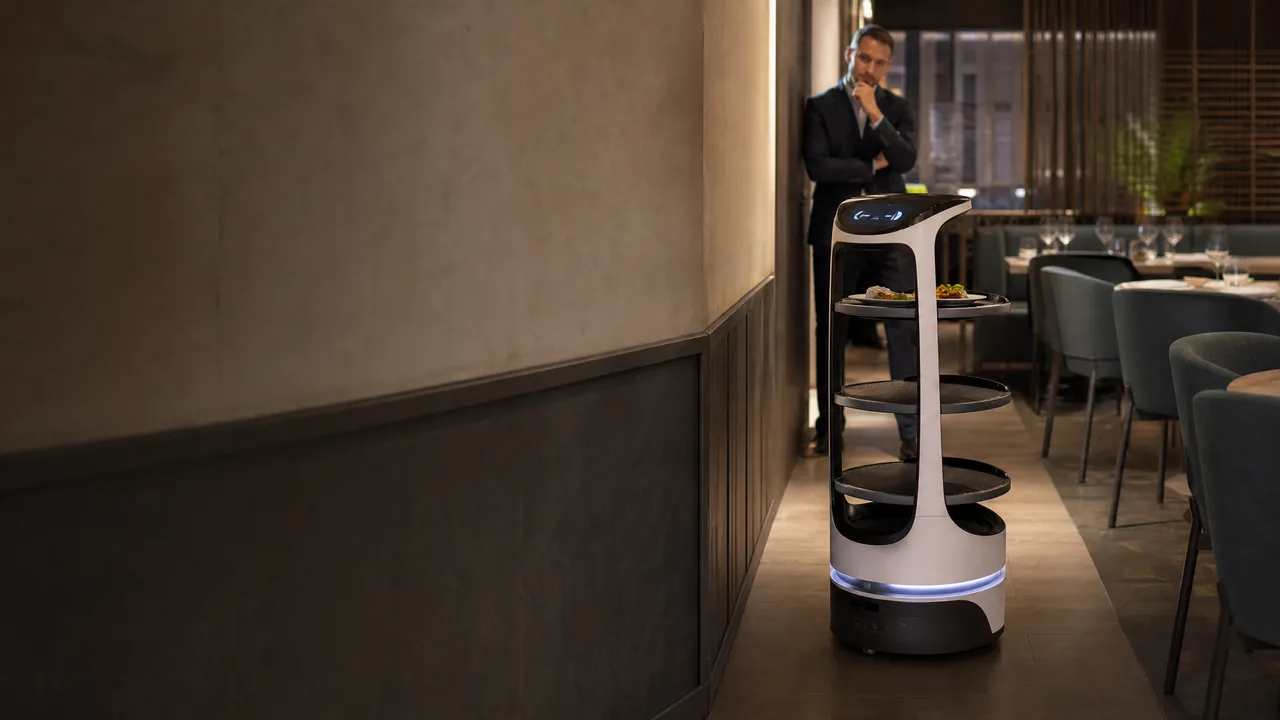 Robot de servicio y señalización de ruta durante una implantación en restaurante