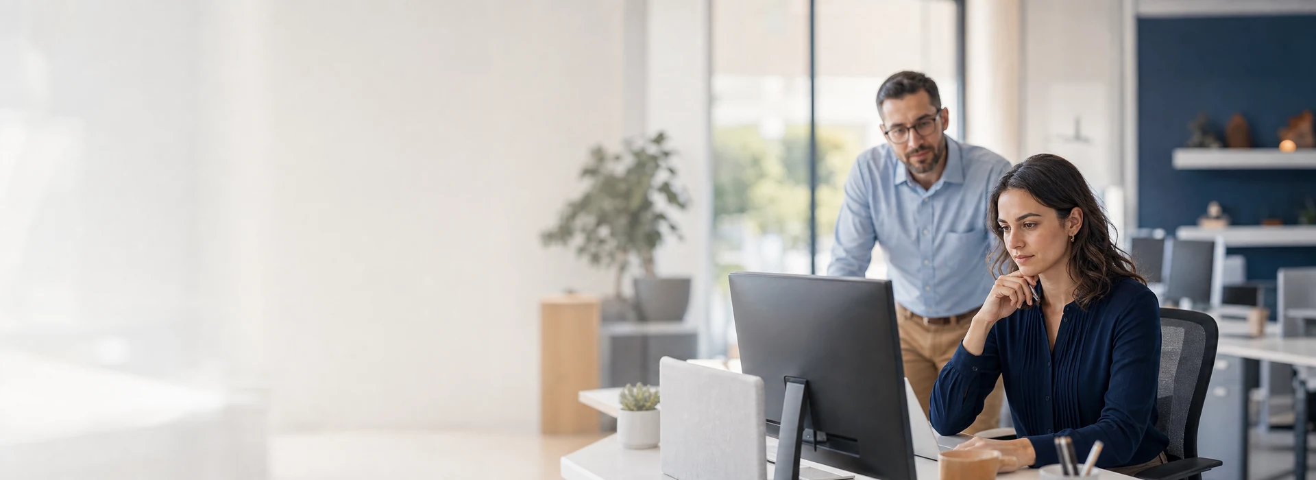 Profesional revisando consultas antes de escalar los casos que requieren criterio