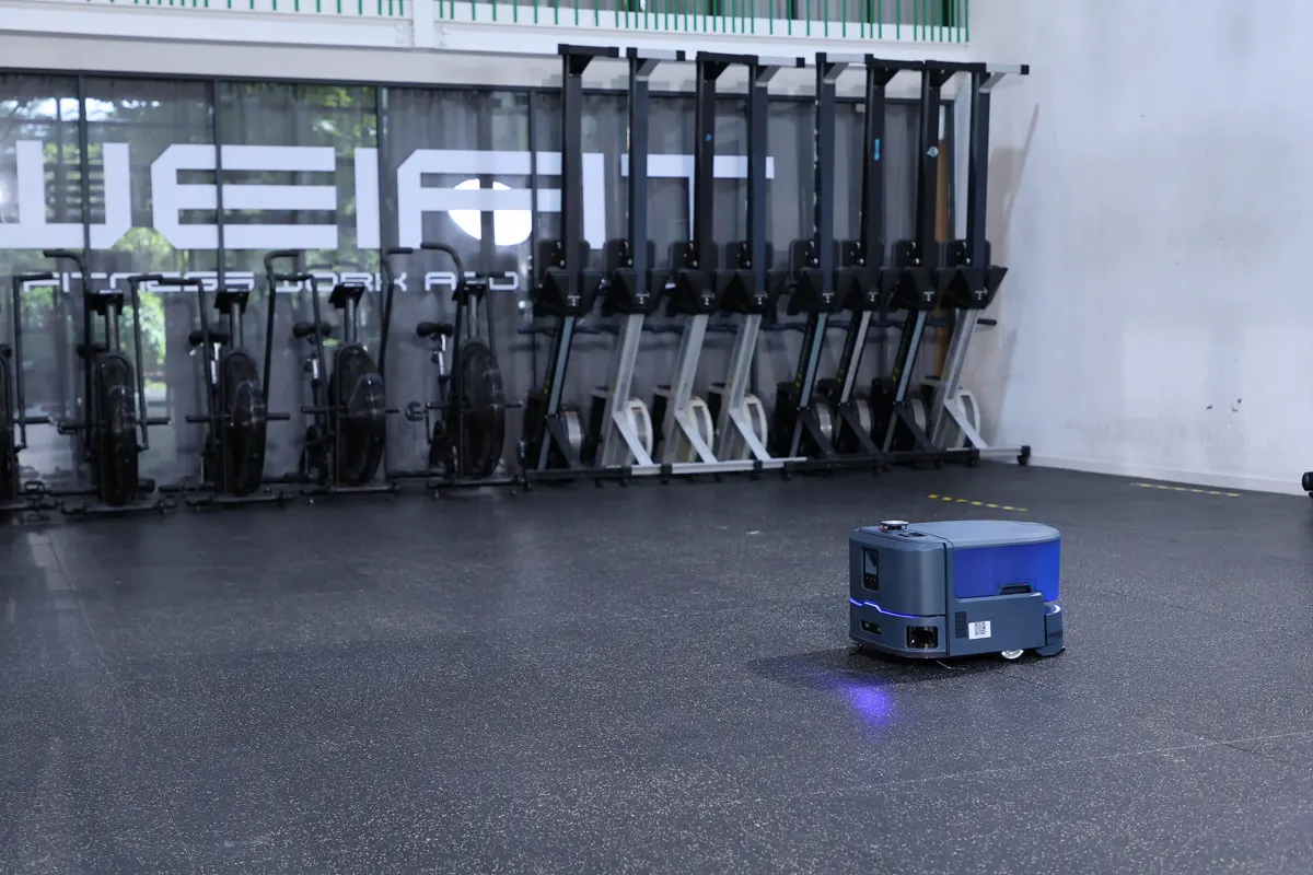 Keenon C20 limpiando el suelo de un gimnasio