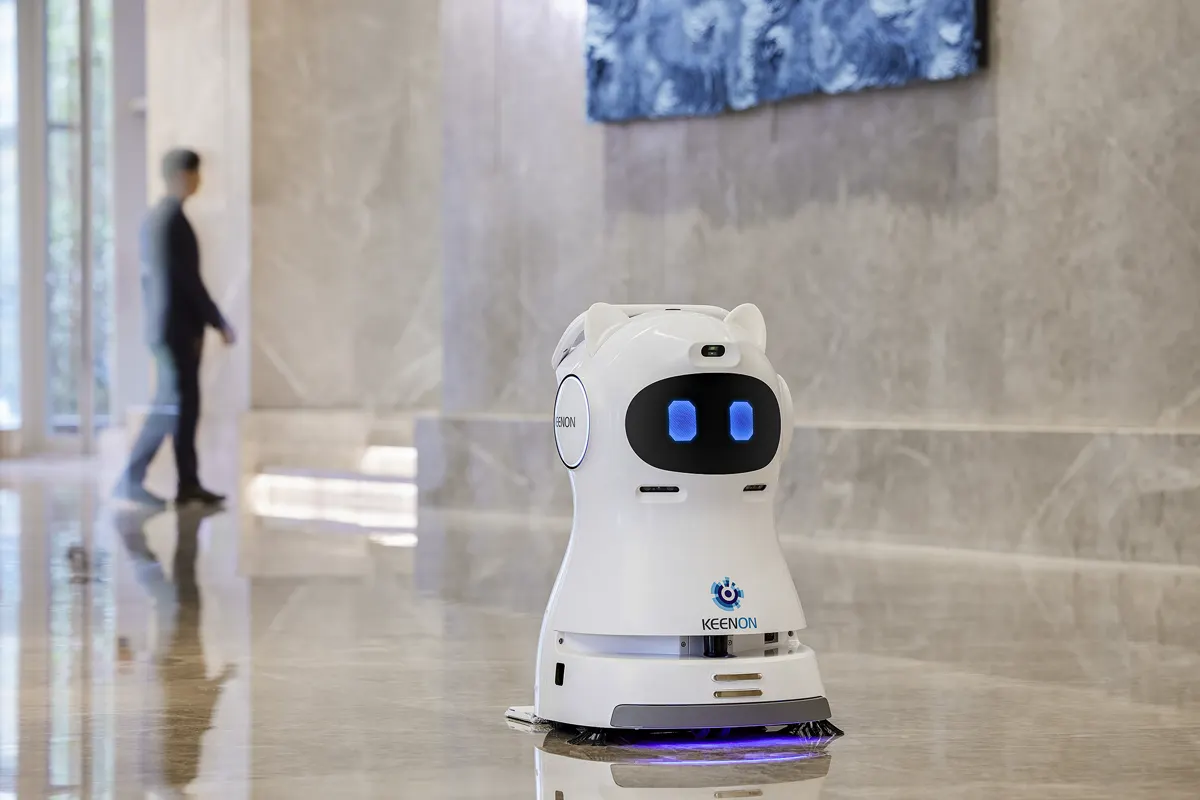 Robot de limpieza Keenon KLEENBOT C30 en el vestíbulo de un edificio de oficinas