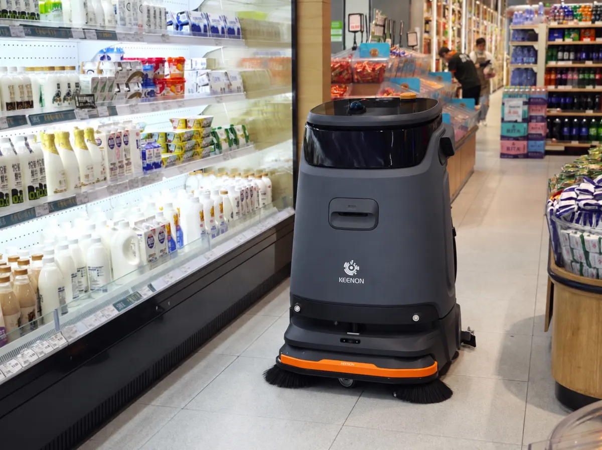 Keenon C55 limpiando el pasillo de un supermercado