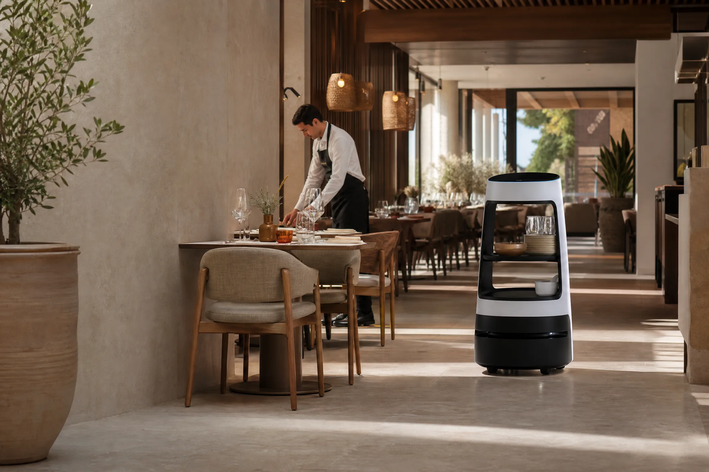 Evolución visual de robots de servicio en un atrio hotelero